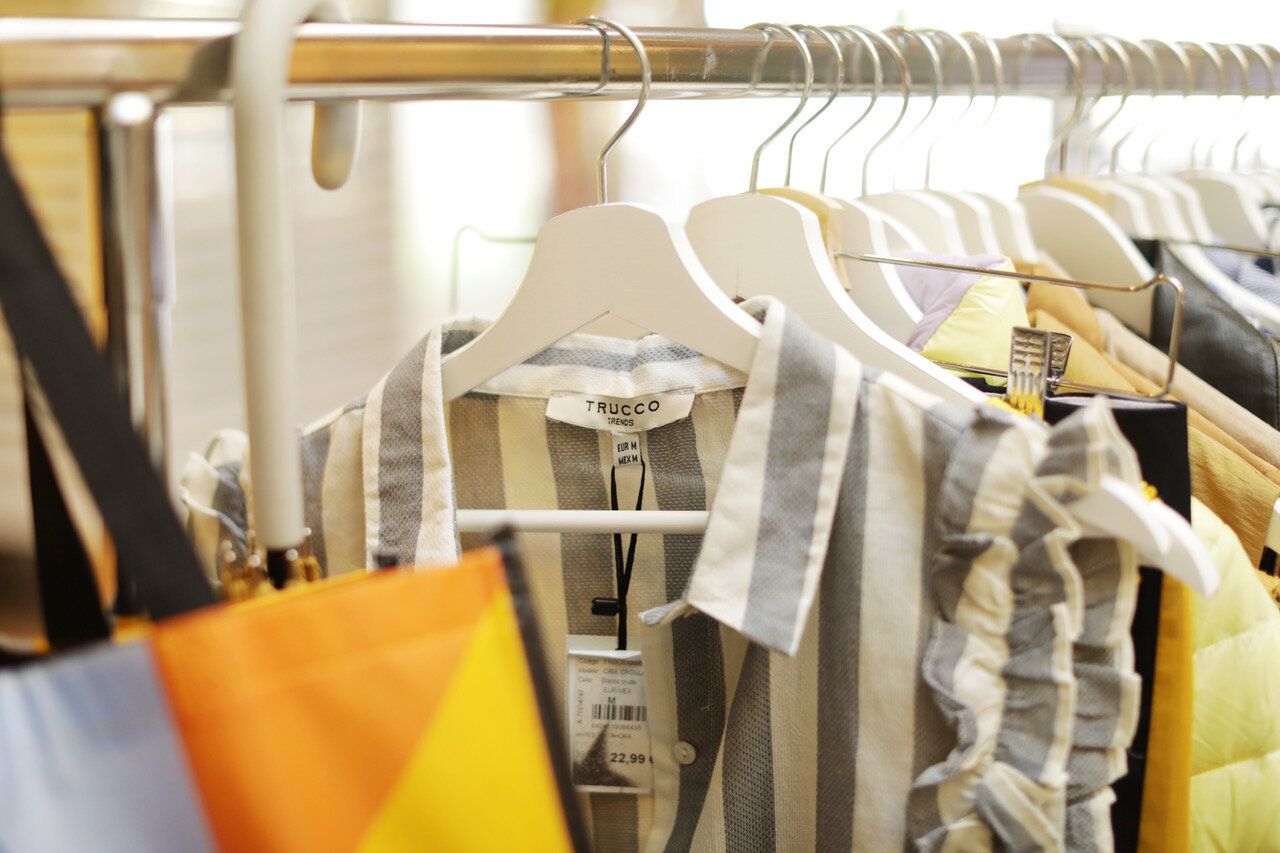 Parte de la seleccin de prendas escogidas en el centro donde podemos ver una camisa de Trucco.