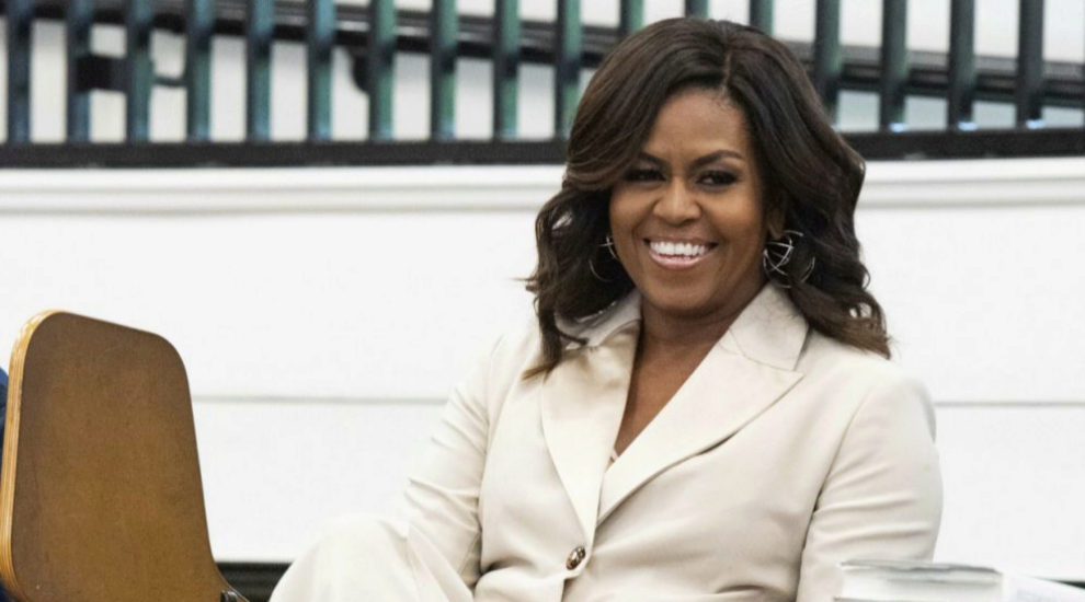 Michelle Obama con su melena con ondas y en tono castao chocolate a...