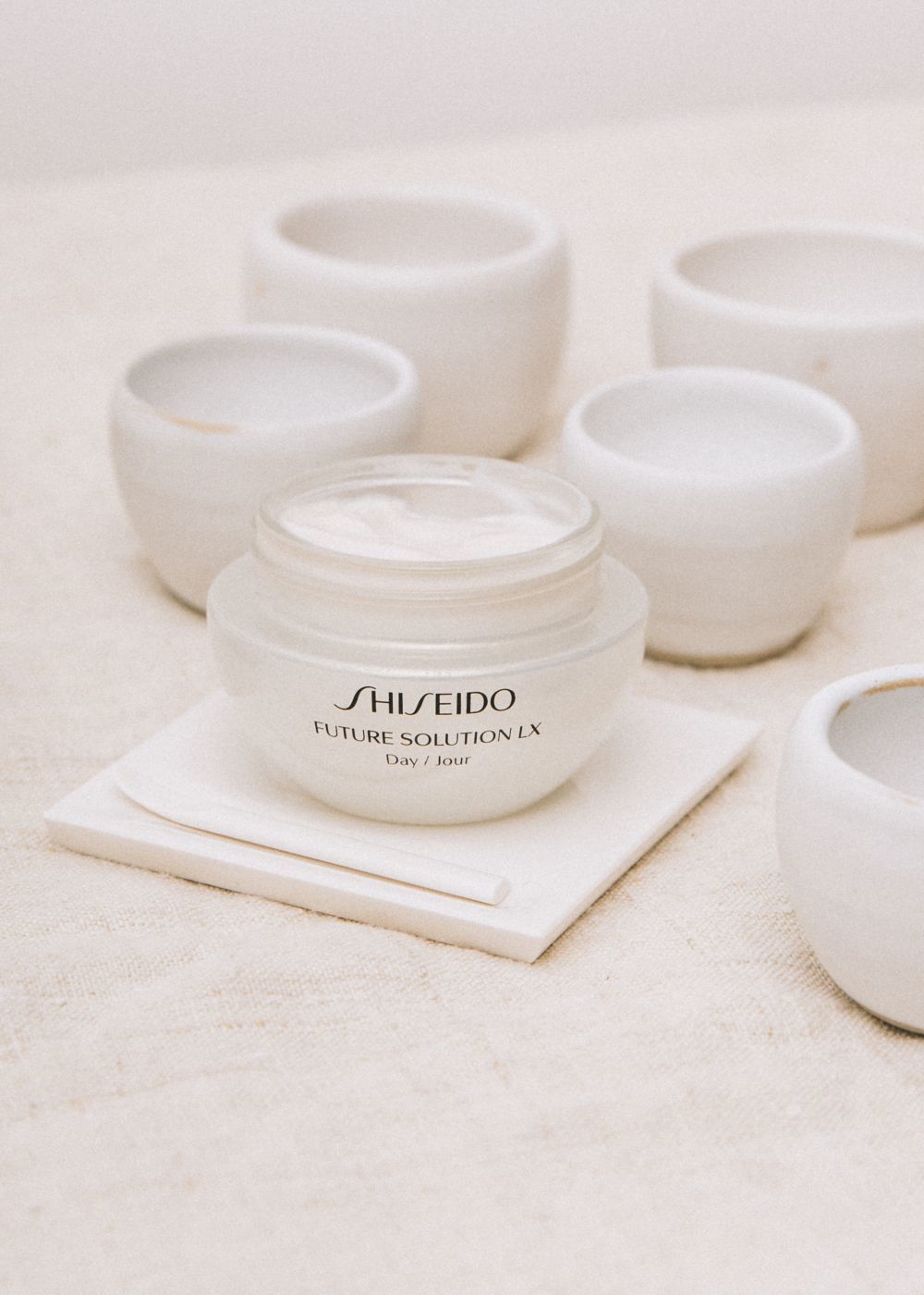 En la imagen, crema de da de la lnea Future Solution LX de Shiseido sobre piezas de cermica de Bureau Mad.