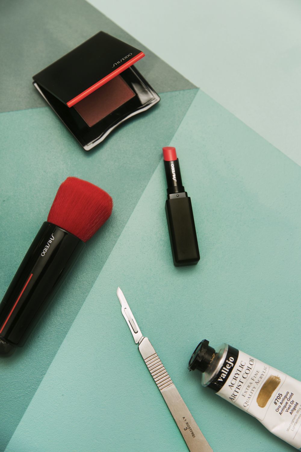En la imgen la brocha Daiya Fude Face Duo con dos innovadores aplicadores, labial VisionAiry Gel Lipstick y colorete InnerGlow CheekPowder de Shiseido.