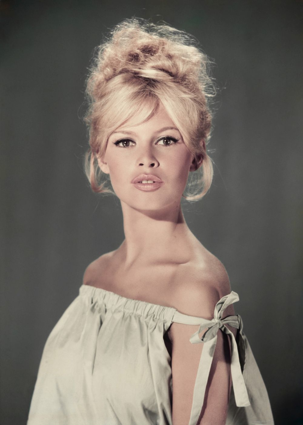 Brigitte Bardot con un maquillaje de ojos con eyeliner icónico con un recogido messy y flequillo versátil en 1960.