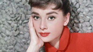 Audrey Hepburn con sus cejas maquilladas espectaculares.