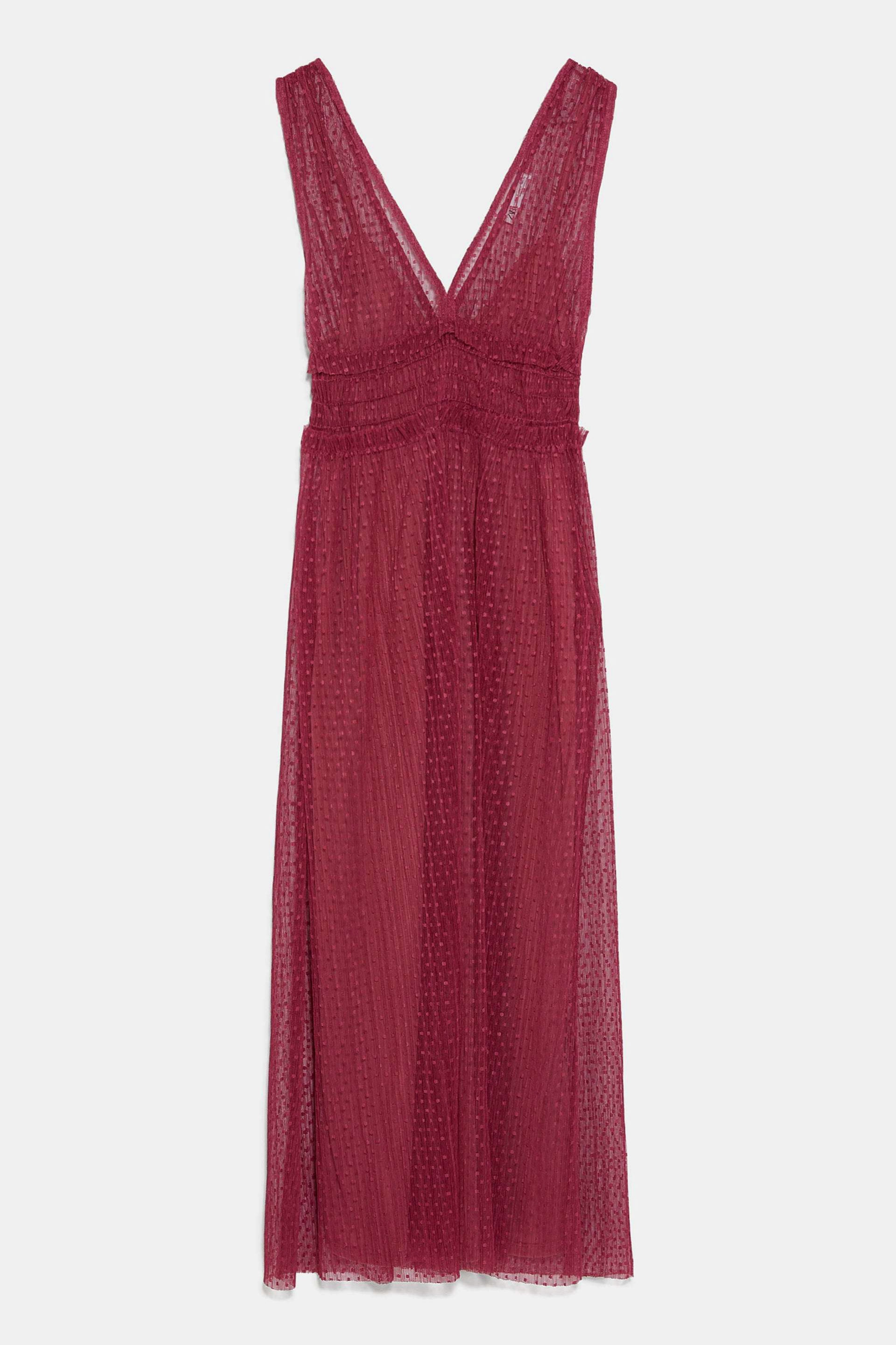 Vestido de plumeti en color frambuesa de Zara (25,95)