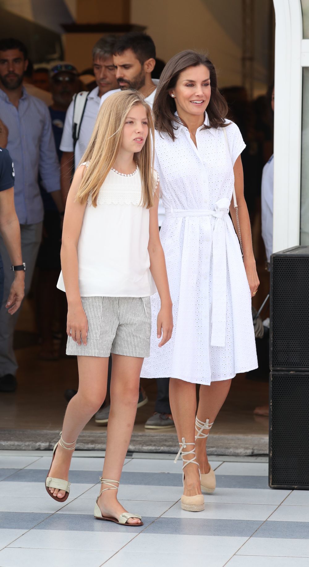 La reina Letizia junto a la infanta Sofía, ambas con looks muy veraniegos.