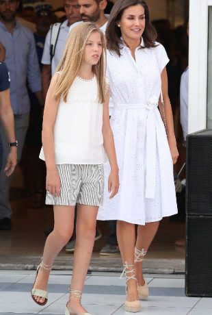 La reina Letizia junto a la infanta Sofa, ambas con looks muy...