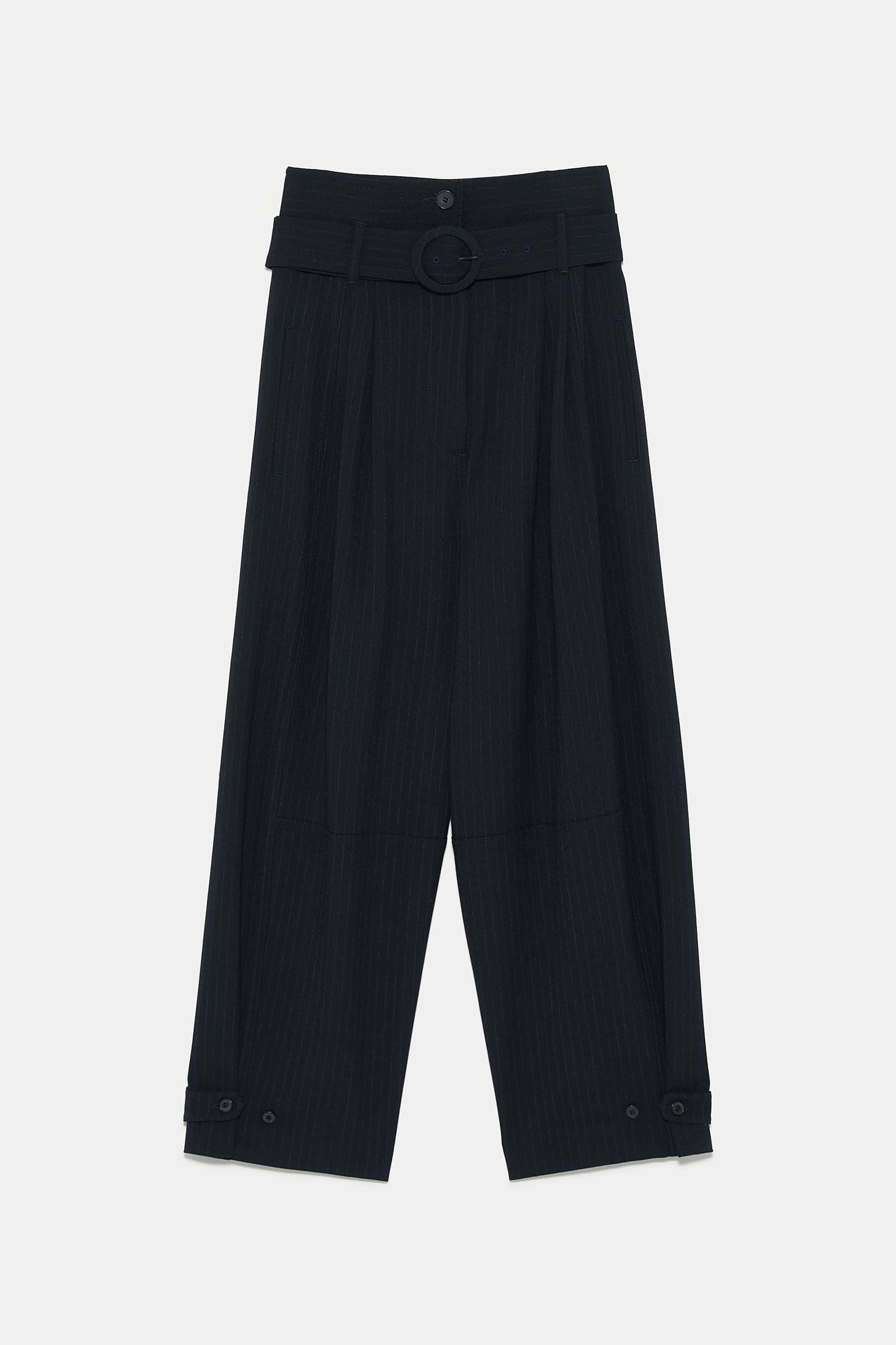 Pantalones de rayas, de Zara (49,95 euros).