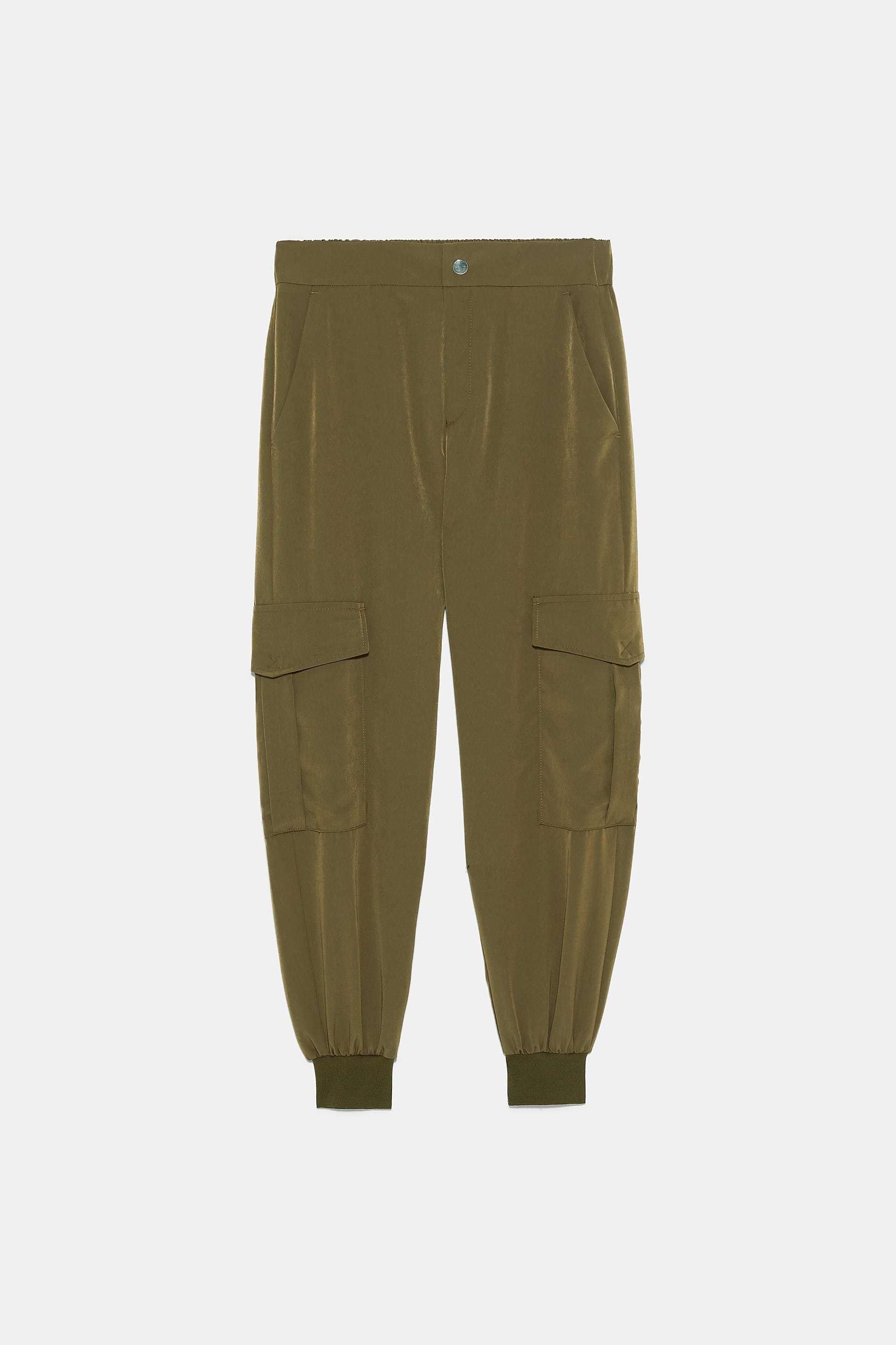 Pantalones cargo, de Zara (25,95 euros).