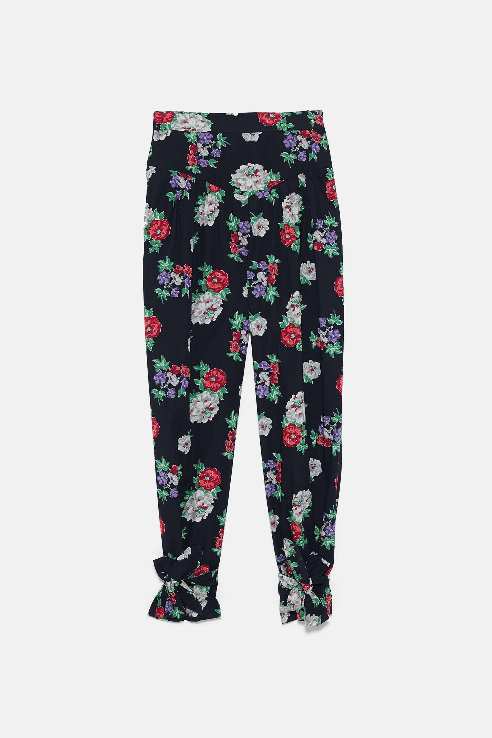 Pantalones de flores, de Zara (39,95 euros).