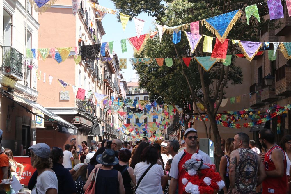 Imagen de las calles del centro de Madrid durante las castizas fiestas.