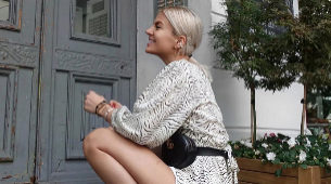 Marina Ilic posa con su cinturn bandolera de Gucci