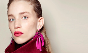 Los labios fucsias son los protagonistas indiscutibles del look de...