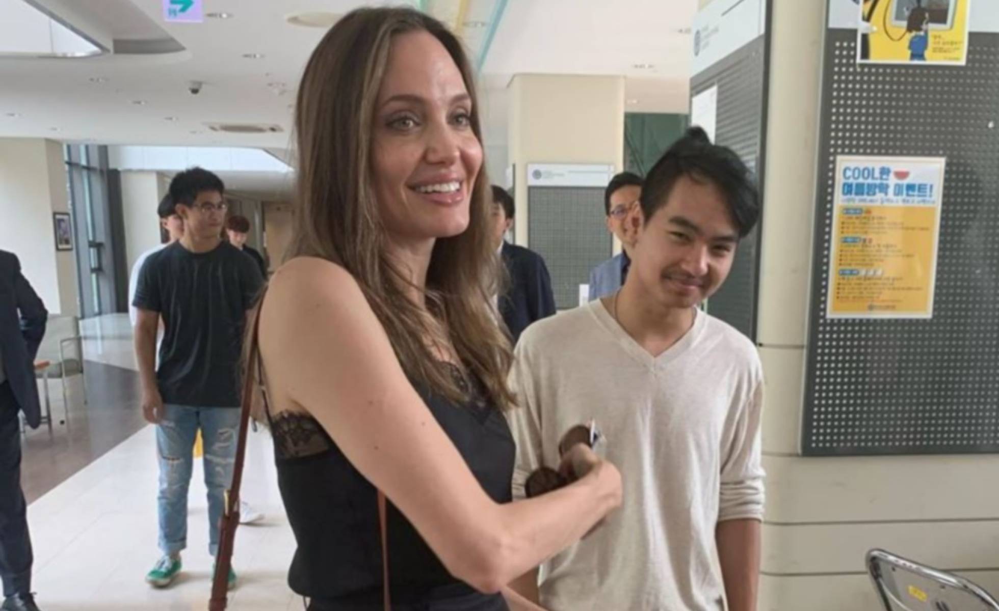 Angelina Jolie acompaa a Maddox a la universidad.