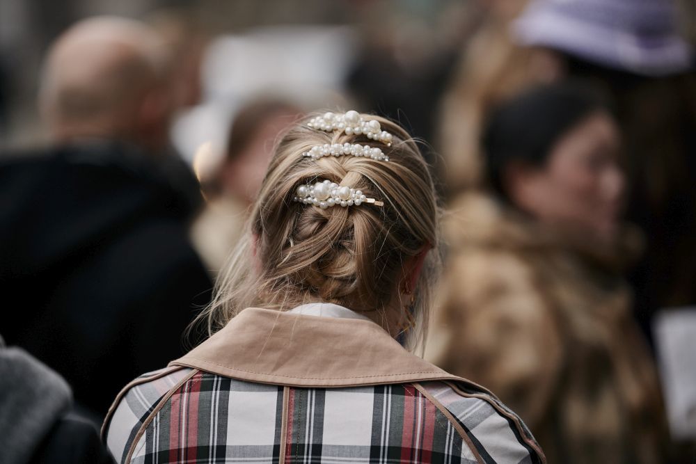 Desde el street style de la pasarela de Copenhague nos inspiran peinados como éste: un recogido con trenza de raíz relajada con pasadores de perlas de distintos tamaños.