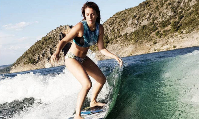 La actriz Blanca Suárez practicando surf en la playa y demostrando que no se le resisten las olas.