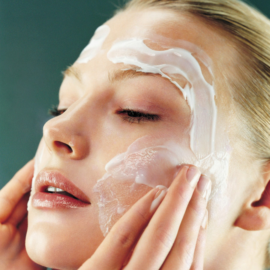 La limpieza facial es esencial para prevenir el acné.