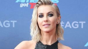 Julianne Hough con una media melena o long bob con efecto mojado.