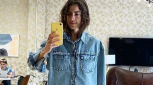 Leandra Medine con una camisa denim oversized