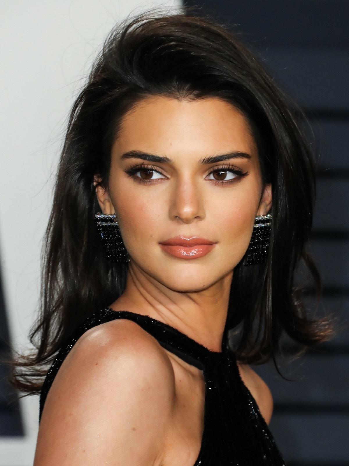 Los coloretes de tonos rojizos y tostados son más adecuados para las pieles morenas como la de Kendall Jenner.