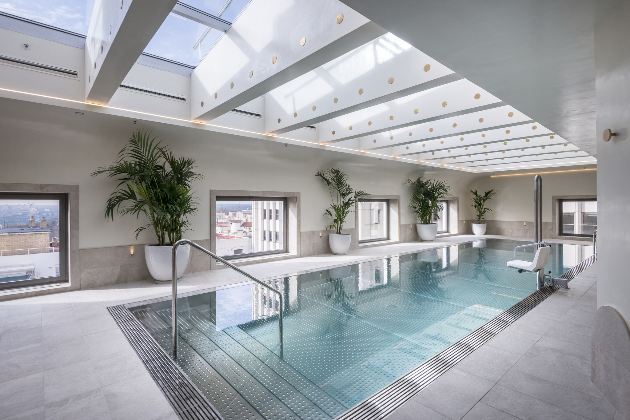El hotel Torre Barceló Madrid abre un nuevo espacio wellness en su octava planta con una piscina climatizada todo el año.