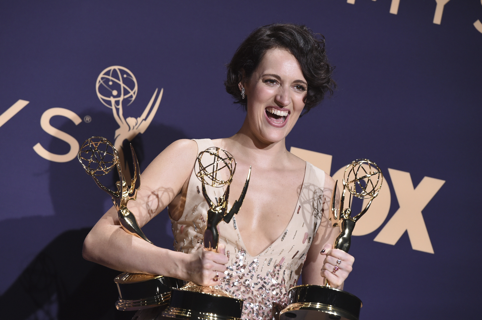 Phoebe Waller-Bridge con los premios recogidos en la gala Premios Emmy 2019.