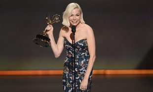 Michelle Williams, recogiendo el premio Emmy por su trabajo en...