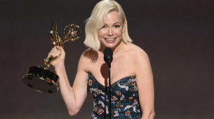 Michelle Williams, recogiendo el premio Emmy por su trabajo en...