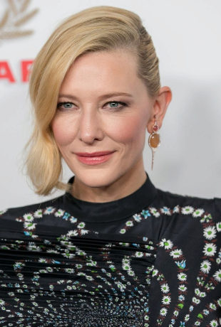 Cate Blanchett luciendo unos labios jugosos y un rostro esculpido por...