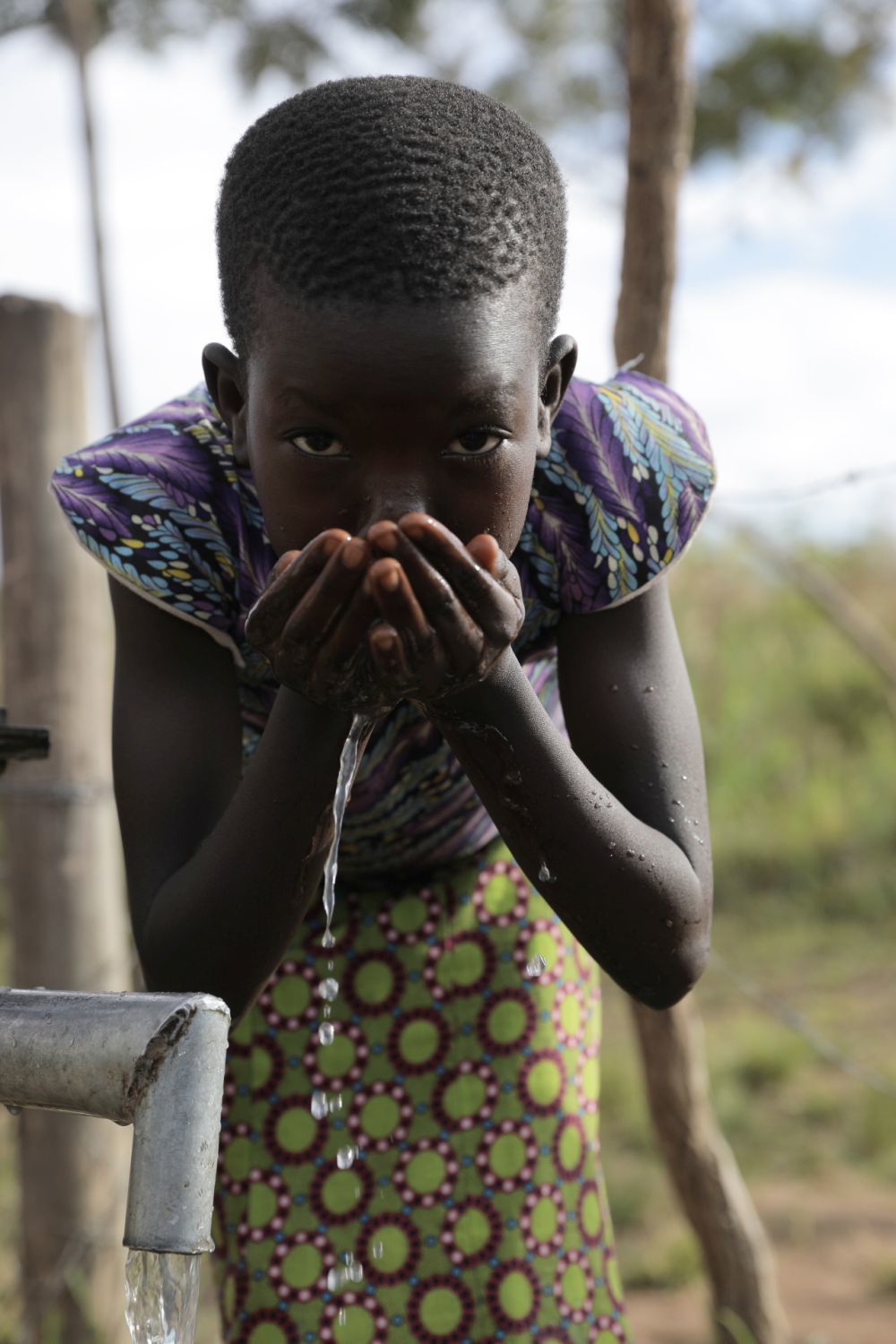 Una niña del poblado de Oluko (Uganda), gracias al proyecto ganador, podrá disfrutar del agua en la escuela.
