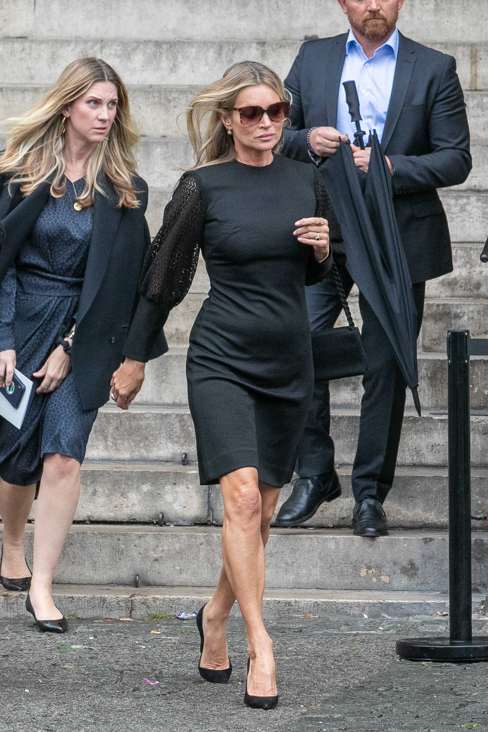 Kate Moss con un vestido negro.