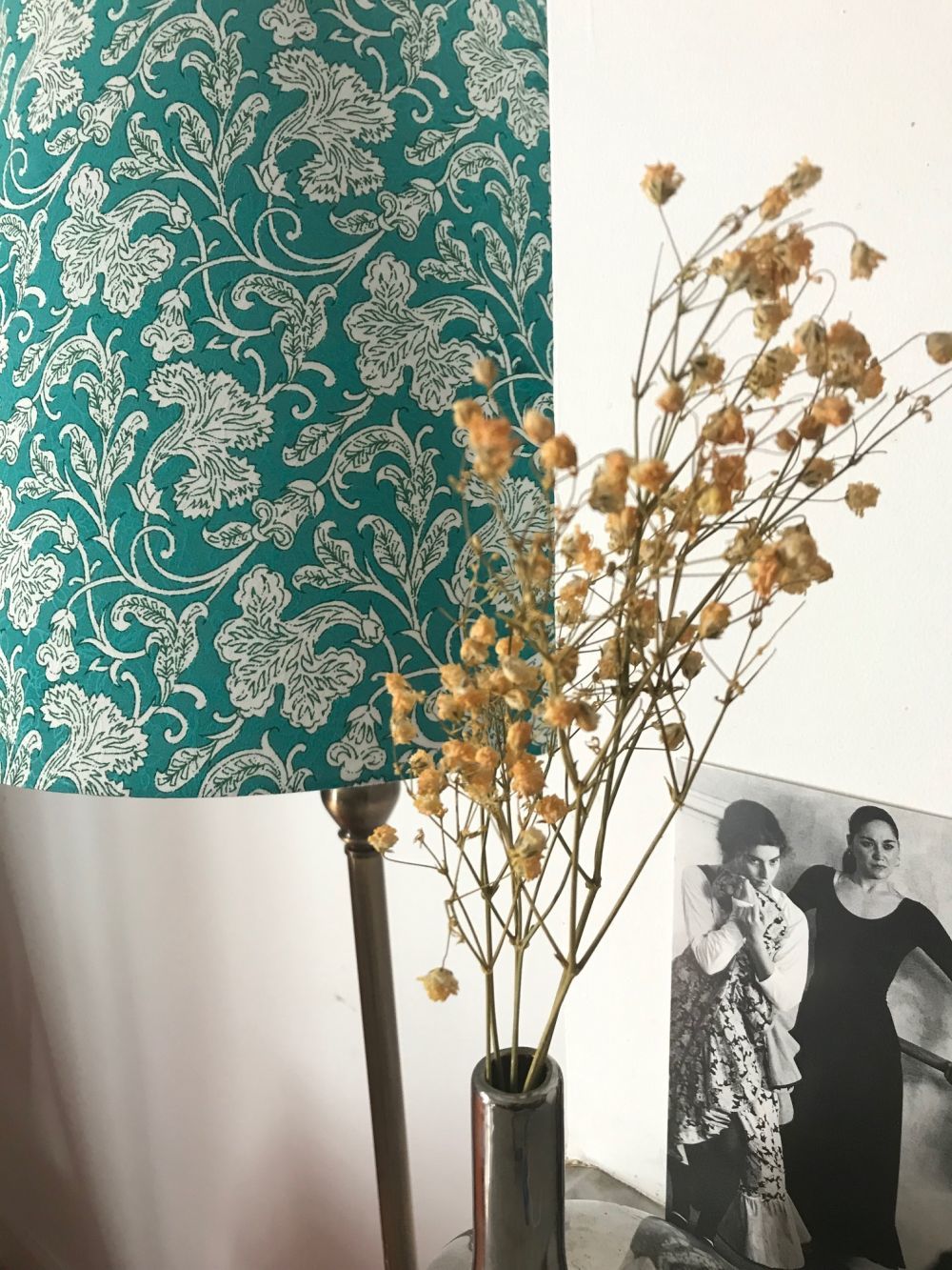 Detalles como una foto impresa de la actriz Audrey Tautou hacen de su casa un espacio muy personal y carismático