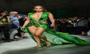 Jennifer Lopez desfilando para Versace en la última pasarela de...
