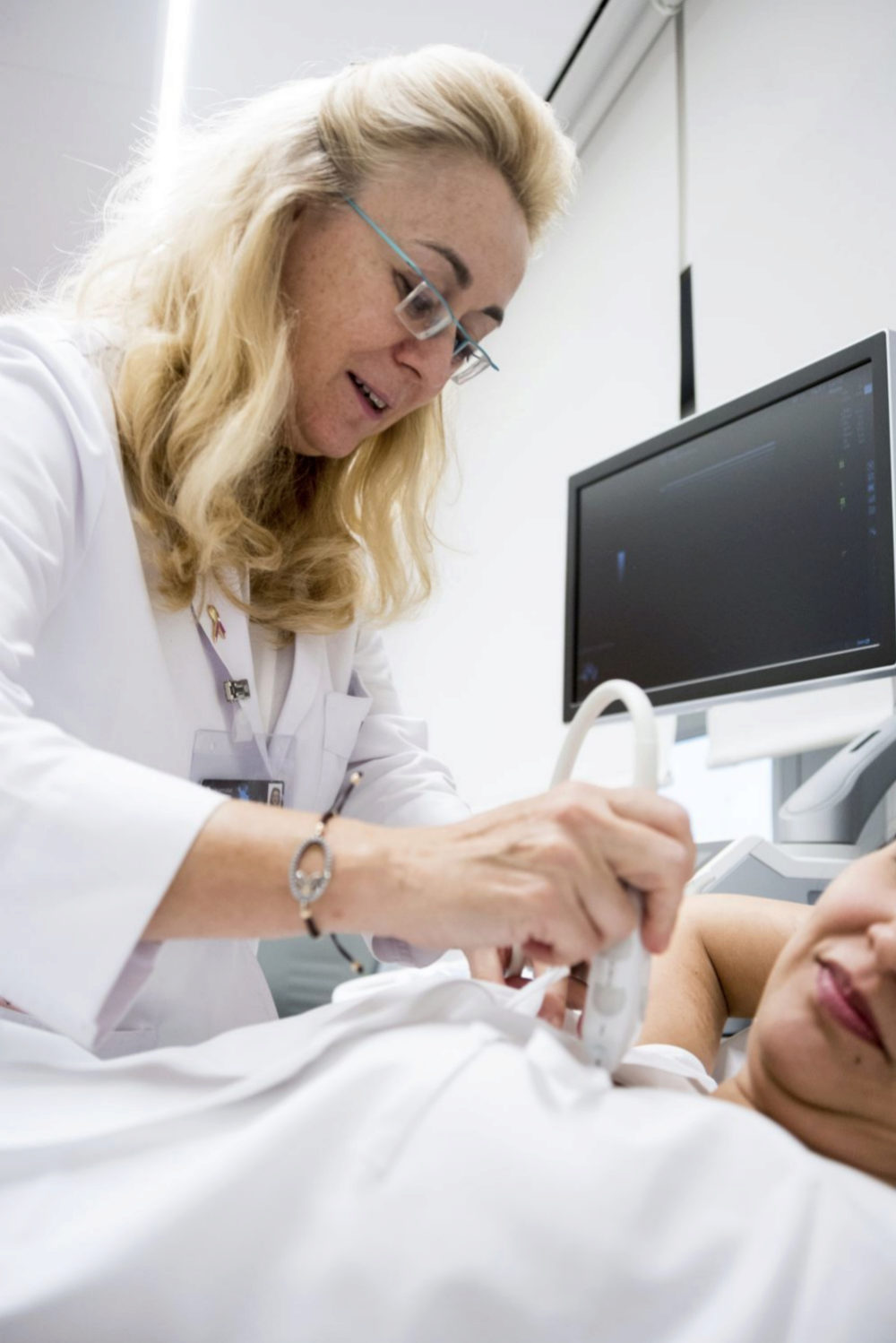 La doctora Rubio realizando una ecografía de mama a una paciente.