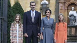 Los reyes con sus hijas en Oviedo.