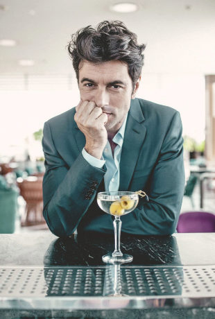 Javier Rey disfrutando de un Martini en el Hotel VP Plaza Espaa...