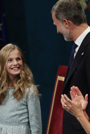 La Princesa de Asturias y el rey Felipe VI durante la ceremonia de los...