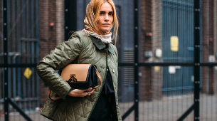Blanca Mir con una chaqueta acolchada por Londres