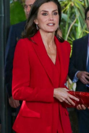 La reina Letizia, con un traje rojo de Roberto Torreta.