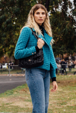 Veronika Heillbruner con el icnico bolso de Chanel