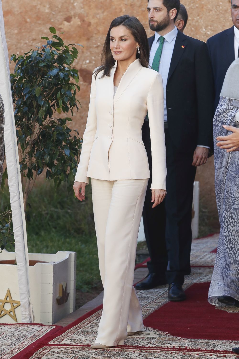 La reina Letizia vestida con el traje de Armani de su pedida.