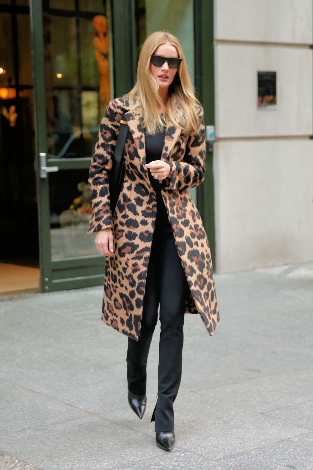 Rosie Huntington con abrigo de leopardo.