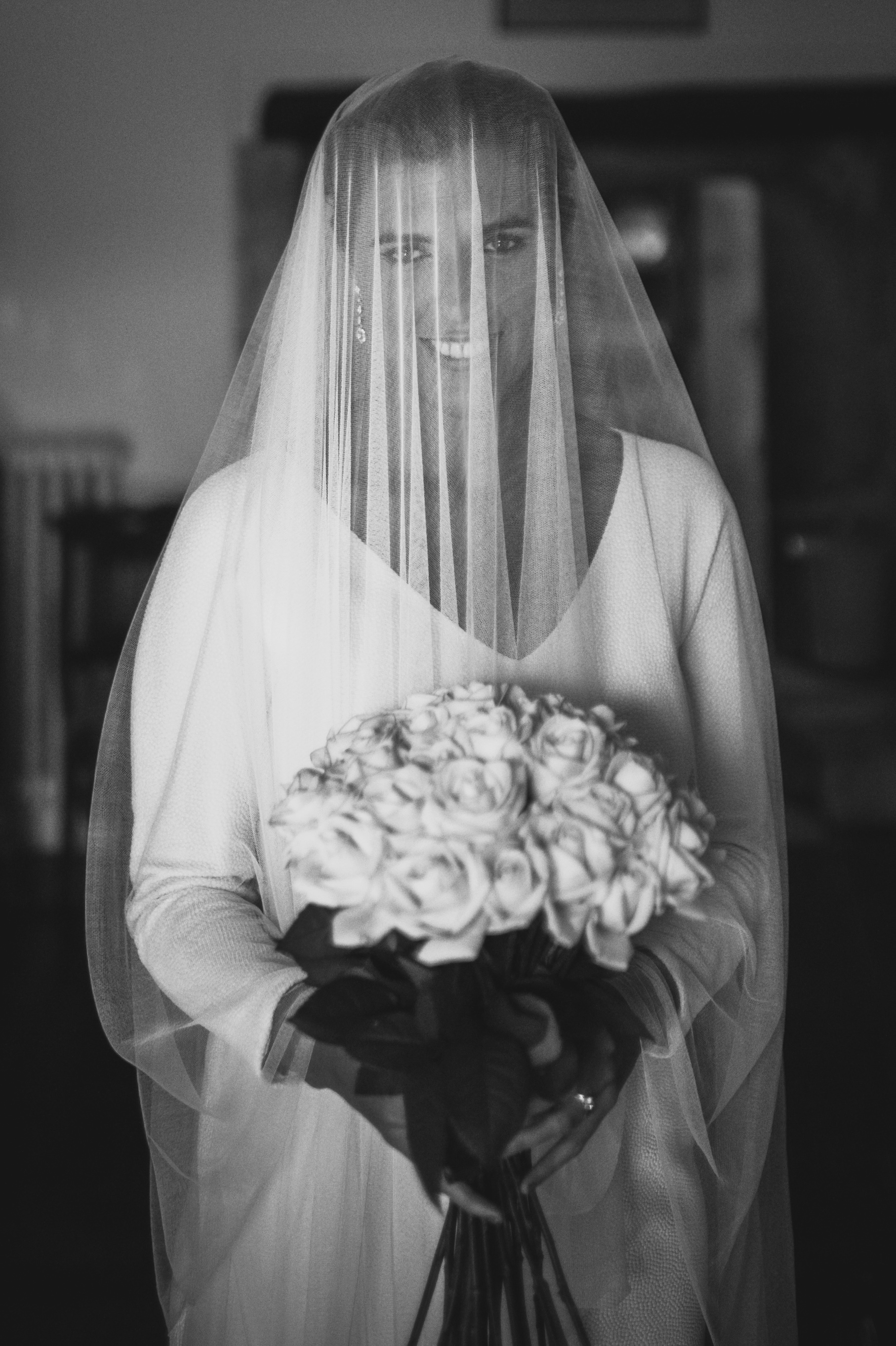 Violeta Davila se cas con un vestido de Cortana y entr velada a la iglesia.