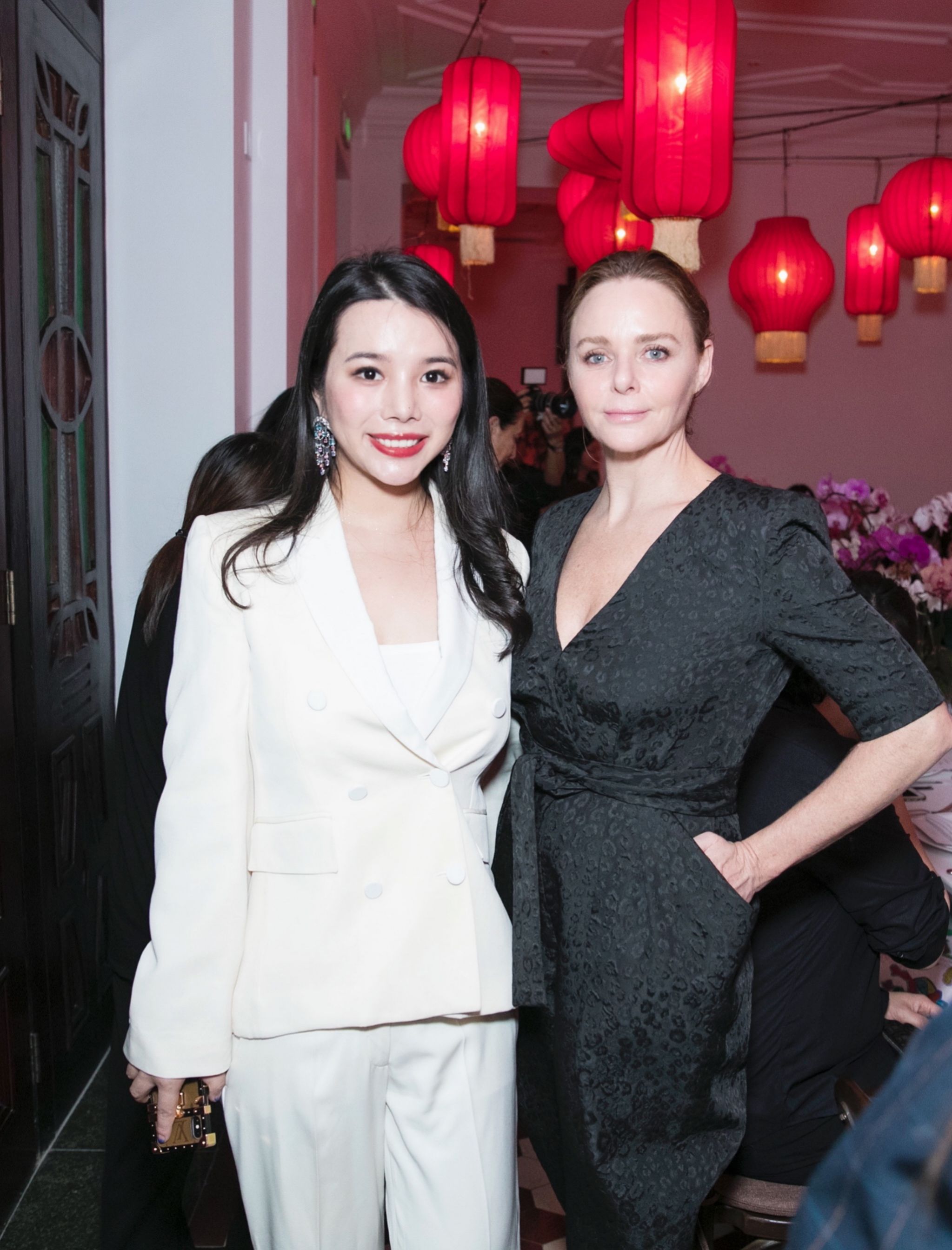 Wendy Yu (CEO de Yu Holdings CEO) y la diseadora Stella McCartney durante la Semana de la Moda de Shanghi.