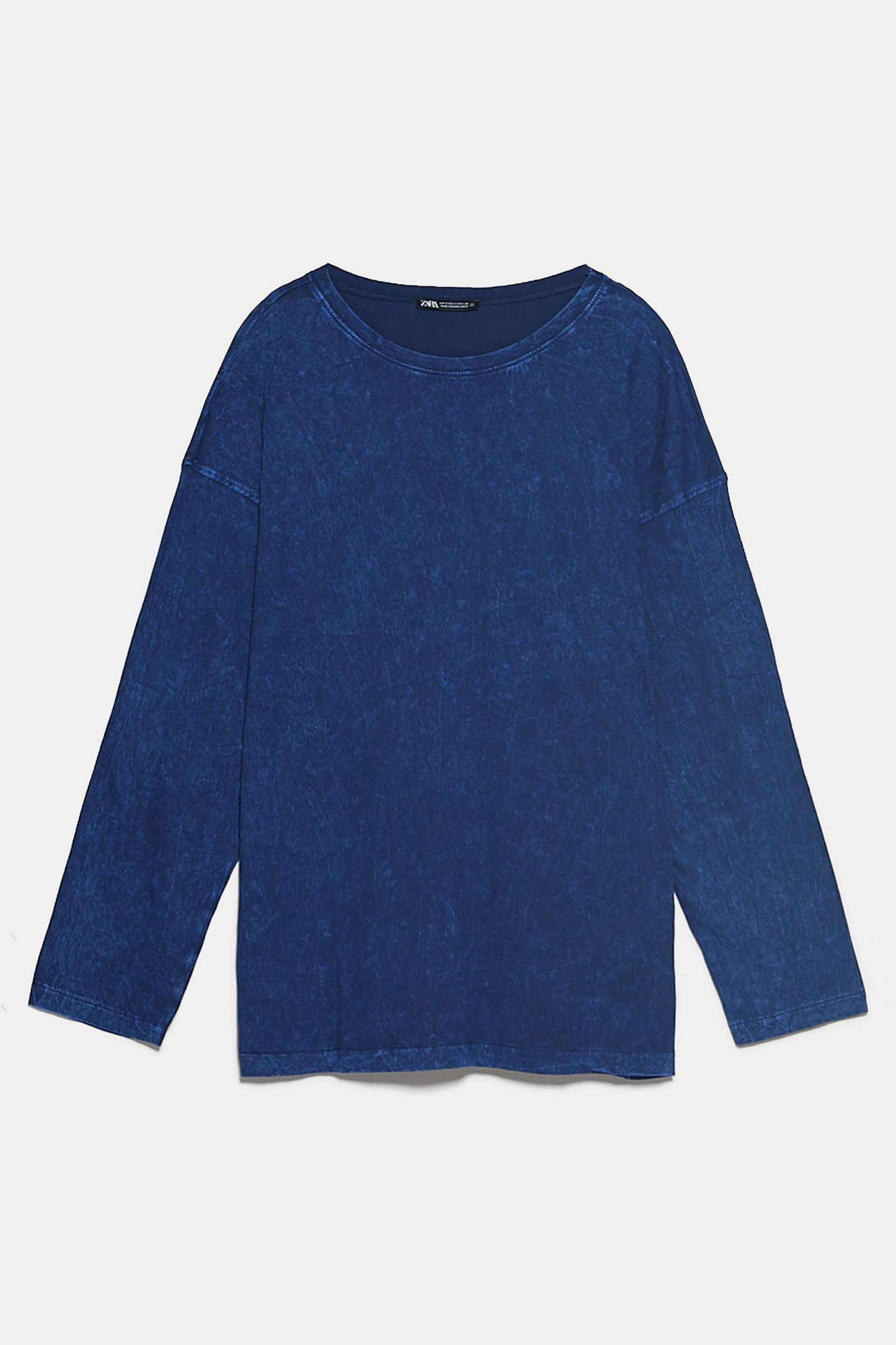 Camiseta efecto lavado en azul ndigo de Zara (12,95)