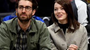 Emma Stone y su novio Dave McCary, en un partido de baloncesto en el...