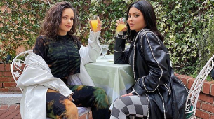 Rosala y Kylie Jenner durante su brunch con mimosas en Los ngeles.