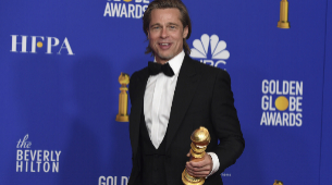Brad Pitt con su Globo de Oro al mejor actor secundario por rase una...