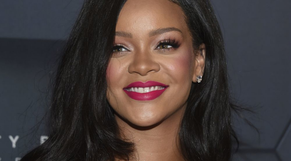 Rihanna en una de sus presentaciones de sus coleccin de maquillaje...