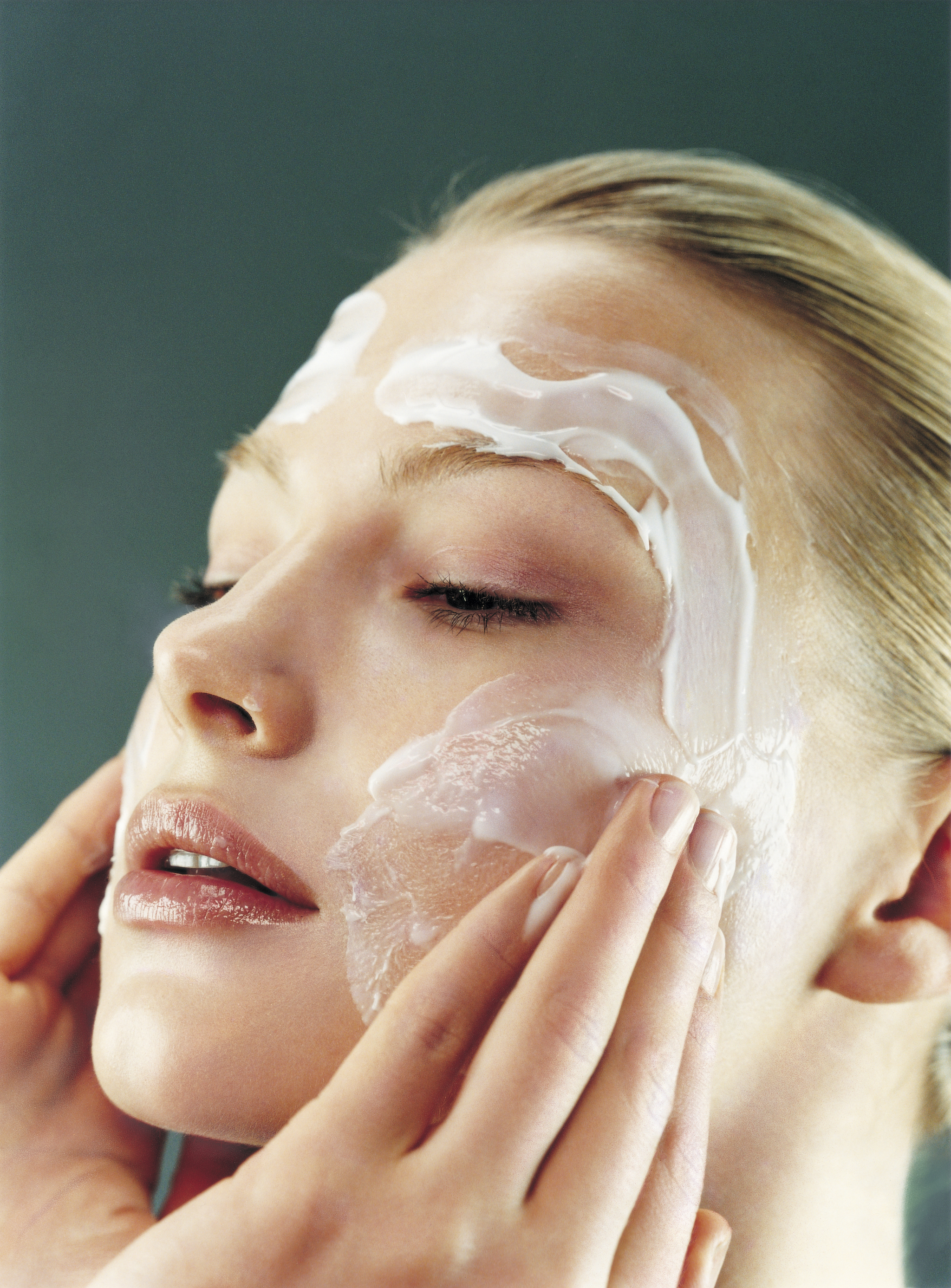 Aplica tu crema facial desde el centro hacia fuera, masajeando de forma suave y durante unos minutos para que los activos penetren más.