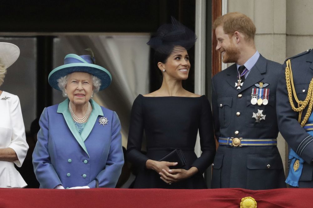 Meghan Markle y el príncipe Harry junto a Isabel II.