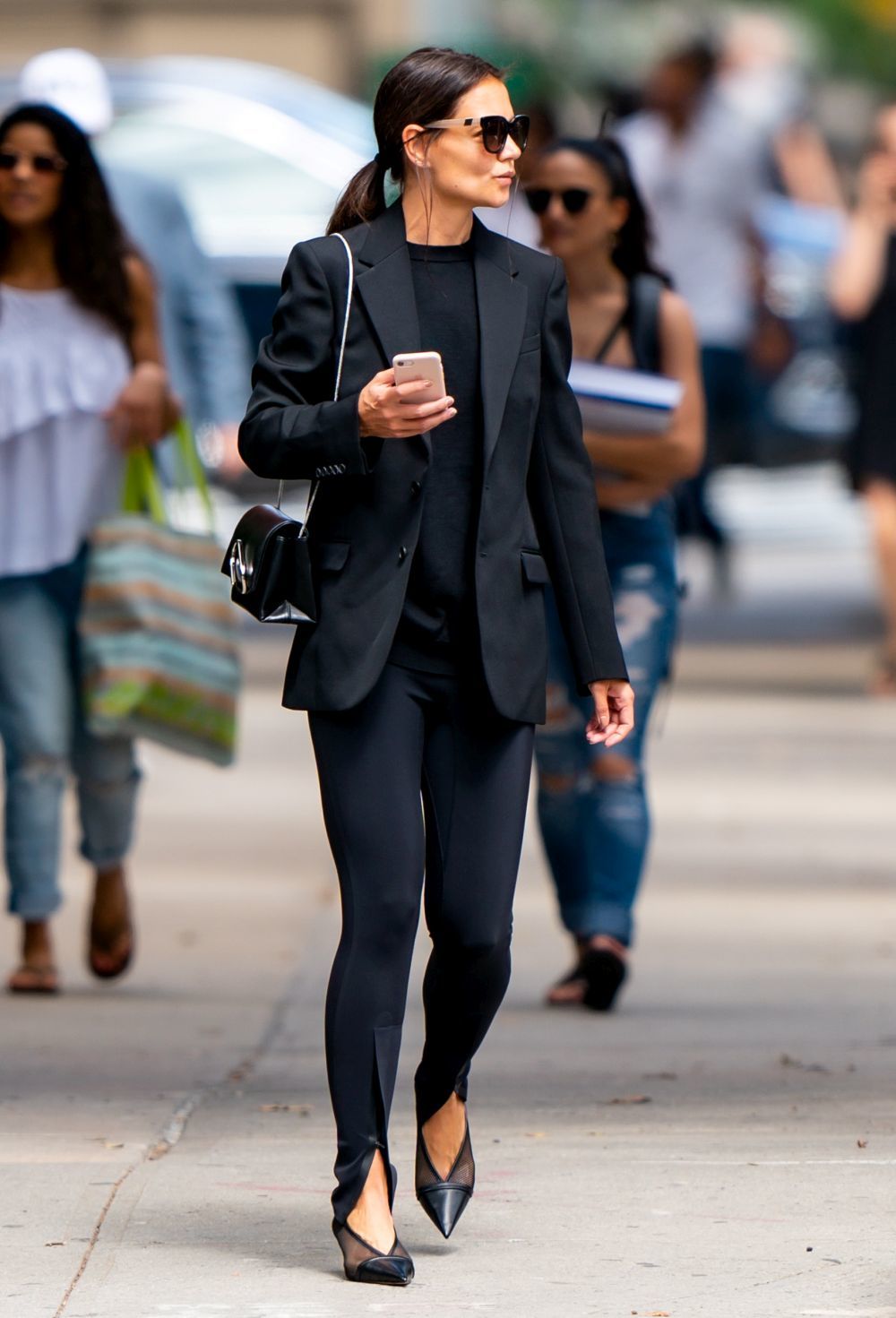 Katie Holmes, de negro, con leggings y blazer.